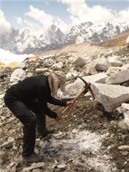 Arri valmistelee telttapaikkaa