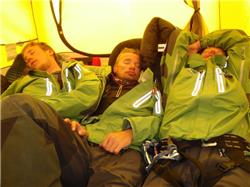 Jussi, Arri ja Esa lepäävät camp kakkosessa.